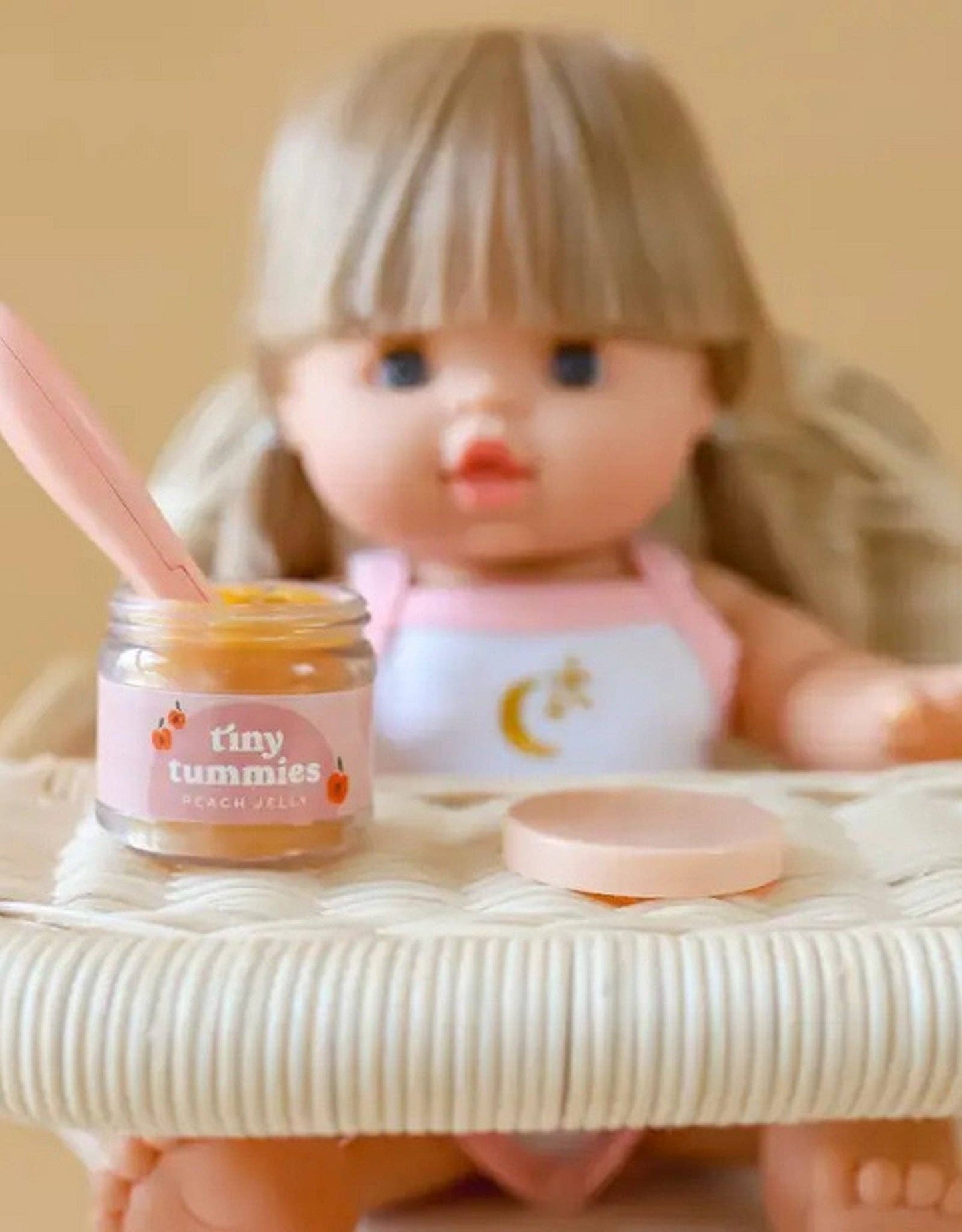 Tiny Harlow Tiny Tummies - Peach jelly food - Jar and spoon