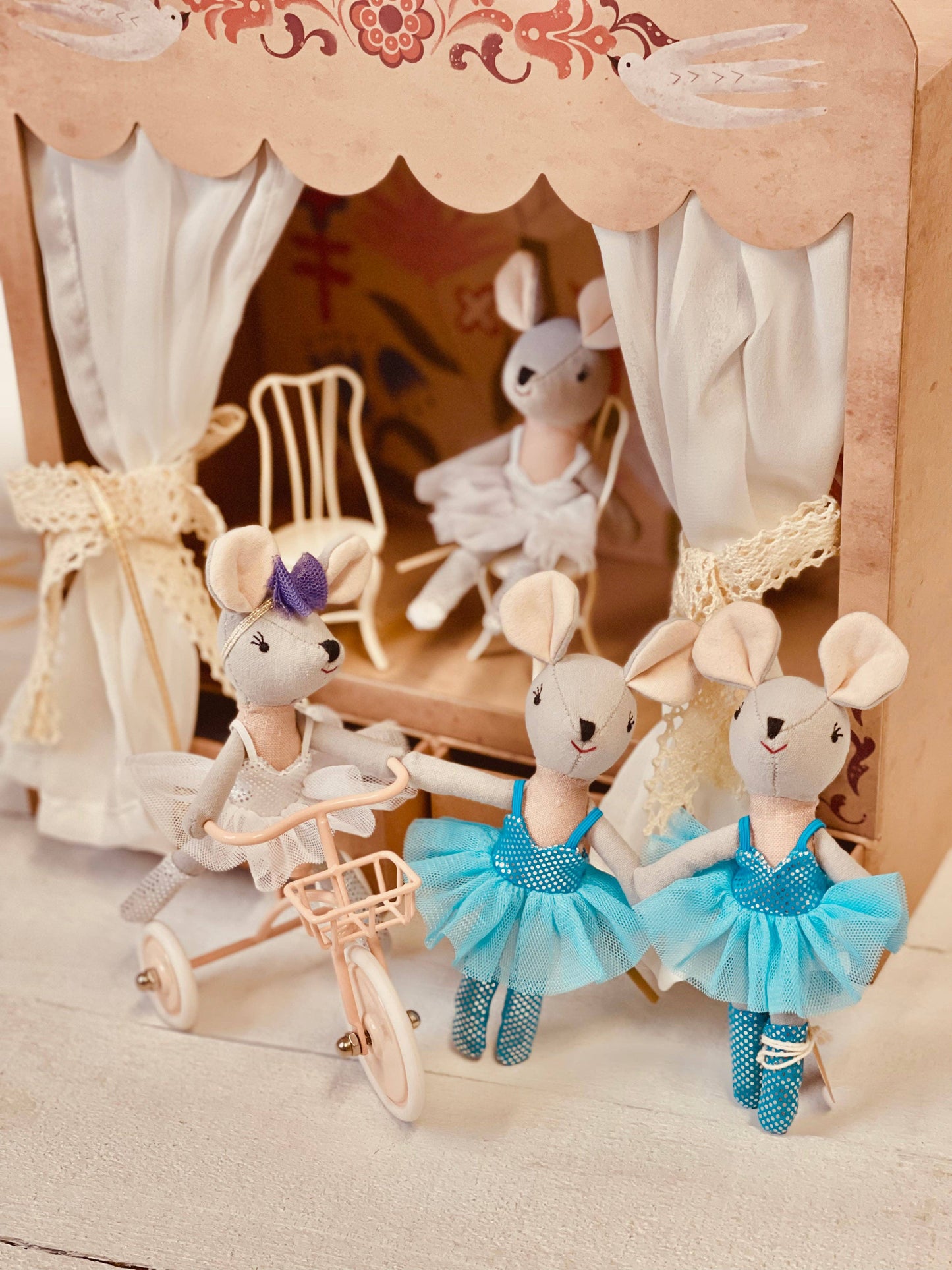 Levlovs - Ballerina Mouse and Friends in a Theater Box, with Magnetic Hands - 5.5"