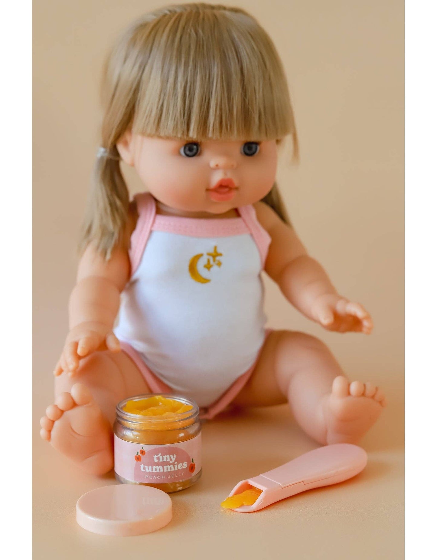 Tiny Harlow Tiny Tummies - Peach jelly food - Jar and spoon